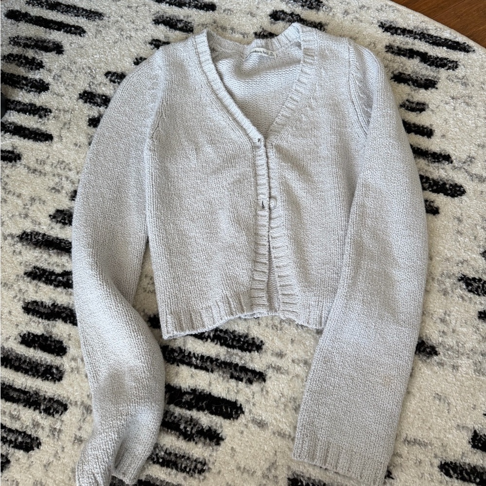 A&F Cropped V-Neck Cardigan Light Grey